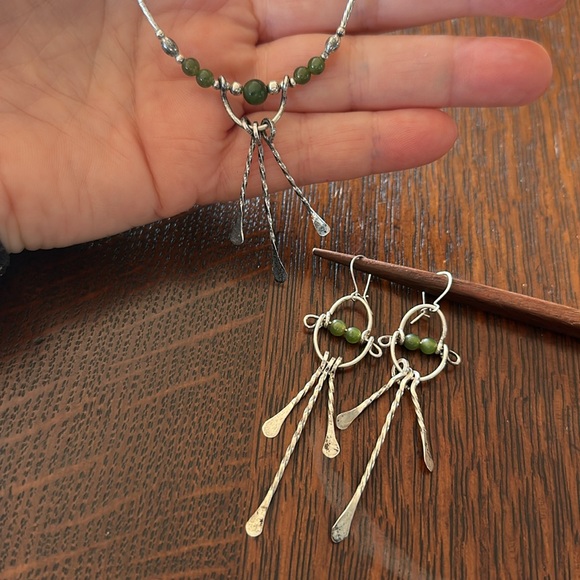 Silver wire necklace and dangle earrings set w green jade small round beads - Picture 6 of 10